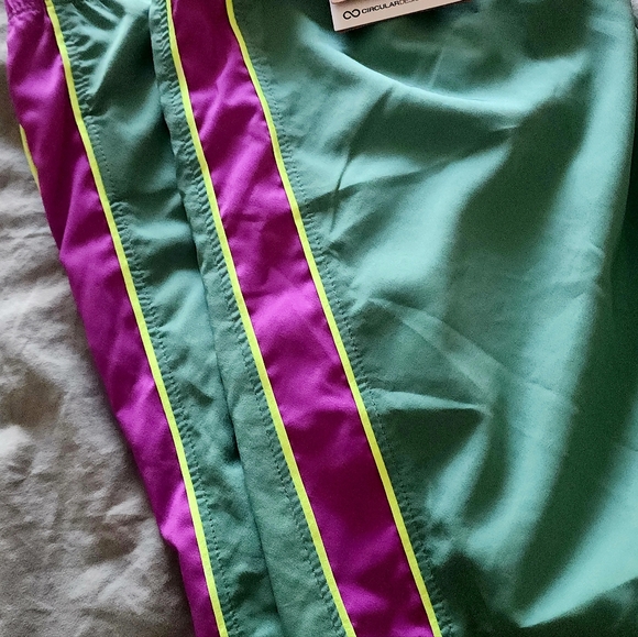 Northface shorts great colors! Nwt short or swim trunks - Picture 9 of 9